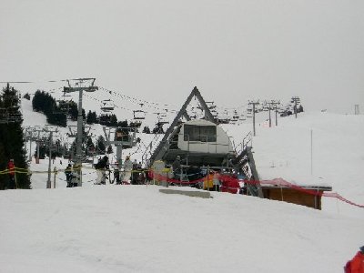 Teilgebiet Morillon:<br /><br />Etwa in der Mitte der langen 4KSB Sairon überquert diese die 3SB Biolaires kurz nach deren Talstation.