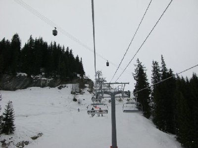 Teilgebiet Flaine:<br /><br />Seit diesem Jahr kreuzt die 23DMC Grandes Platieres die neu gebaute 6KSB Tete des Verds. <br />Da die 23 DMC  die PB-Stützen von der  Vorgängeranlage nutzt, ist der vertikale Abstand der beiden Bahnen an der Kreuzung sehr gross.