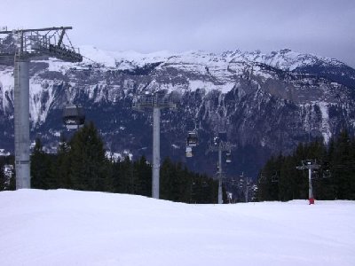 In der Mitte der Strecke der 8EUB Kedeuze kreuzt diese den Stangenschlepper Kedeuze. Der Schlepper hat seine Talsation rechts neben der EUB, begleitet diese zuerst ein Stück paralell, bis er und dann nach links abknickt und unter der EUB durchführt. <br /><br />Kur