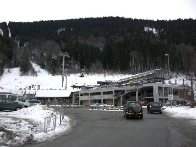 Teilgebiet Les Carroz: <br /><br />Die 8EUB Kedeuze und 3SB Moulins kreuzen sich direkt nach den Talstationen.