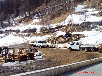 Bild der Bohrabeiten, in Wiese gegenüber des Hotel Hubertus. Die Bohrarbeiten sind aber schon vor einigen Wochen abgeschlossen worden!
