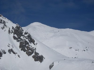 Mehr Tourengeher als Skifahrer auf der Piste - Blick zum Pirchkogel