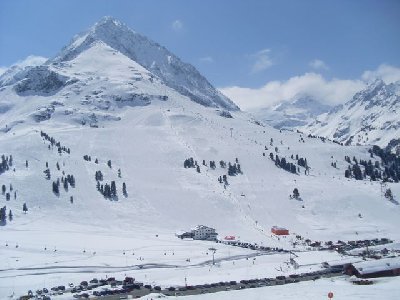 Blick auf Alpenrosenlift und Hohemut Bahn - dazwischen der bestens präparierte Fun Park