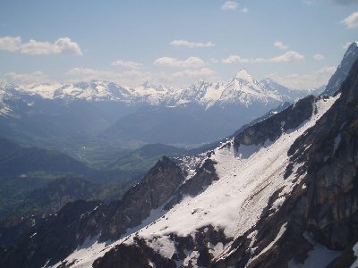 im Vordergrund die eingeschneite Toni-Lenz-Hütte und Richtung Eishöhle ( sehr interesant im Sommer!! ) im Hintergrund der Watzmann 2.713m mit einem kleinen Gletscher...