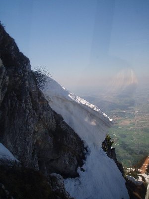 mächtige Schneewächte bei der Einfahrt in die Bergstation