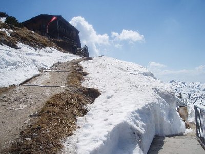 wahnsinns Schneemengen an der Bergstation, recht sieh man auch die Materialseilbahn zum Zeppezauerhaus