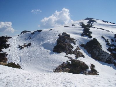 von der Bergstation der Untersbergbahn muß man ca. 20 min laufen, um zum Beginn der Skiabfahrt zu gelangen ( ist aber kein größeres Problem...