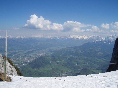 Blick in Richtung Hallein, und auf das Skigebiet Rossfeld in Bayern