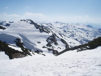Blick auf die tiefverschneite Landschaft am Beginn der Abfahrt