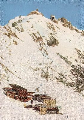 ehemaliges Hotel Schneefernerhaus mit Gipfel-Pendelbahn und Hangbahn zum Gletscher