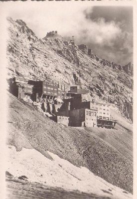 ehemaliges Hotel Schneefernerhaus mit Gipfelbahn