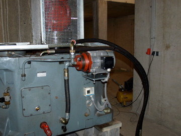 Den kleinen Pumenmotor, den man am Getriebe sehen kann, der ist für die Ölförderung zum externen Ölkühler zuständig.