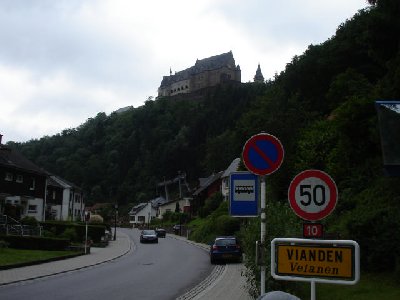 Vianden, Standort des einzigen Sessellifts Luxemburgs! Vor dem majestätischen Viandener Schloss sieht man den Lift durch das Dorf nach oben fahren.