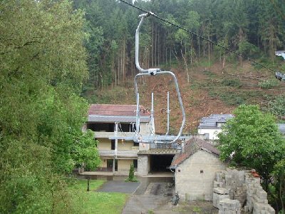 Für mich eine Kuriosität: Spezialsessel zum Transport von Fahrrädern.