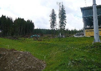 links baustelle talstation mit trasse und neuer piste bzw zufahrt zur talstation, re im bild die bergstation der stuhleckbahn