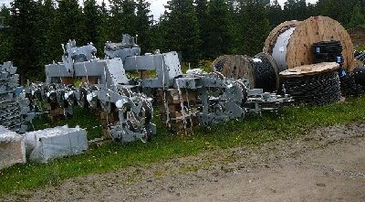 teile des neuen sessellifts liegen schon da