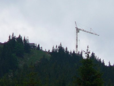 zoom zur bergstation mit baukran für das neue restaurant