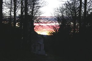 Sonnenuntergang hinter der Kirche des Hl. Bolfenk, nahe der Bergstation der Gondelbahn.