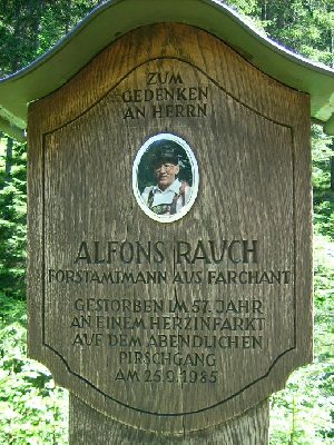 Gedenktafel im Wald...