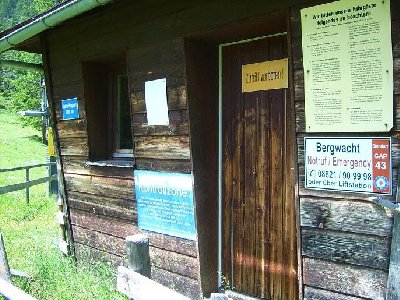 Liftwärterhaus daneben mit Schildern...
