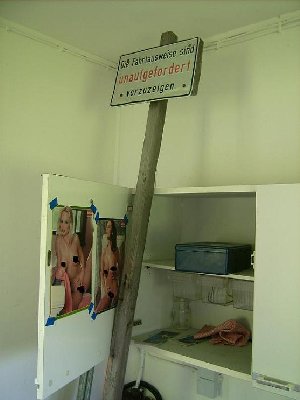 Die Tür vom Liftwärterhaus war nur angelehnt...