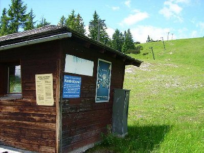 Hütte neben Talstation mit Trasse...