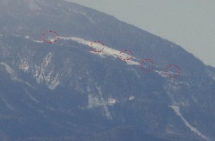 Noch ein Blich zu den Nachbarn: wenn man ganz genau schaut erkennt man auch einige laufende Kanonen auf der Petzen!