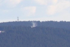 Zoom Richtung Rogla: die Pisten sind nicht zu sehen, dafür aber der Aussichtsturm und eine laufende Kanone an der bergstation des SCHL Jasa.