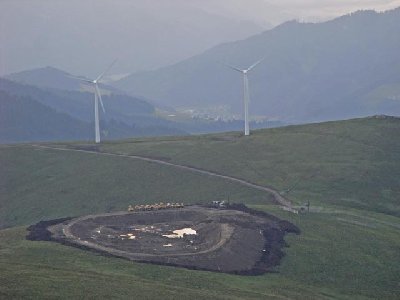 Baustelle des Beschneiungsteich bei der Tanzstattkapelle (1.907 m), im Hintergrund zwei Windräder des Tauernwindparks