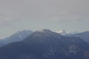 Hier waren wir 1 Tag zuvor zum Sonnenuntergang: Urslja Gora mit dem Sender, Kirche und Alpenvereinshaus.