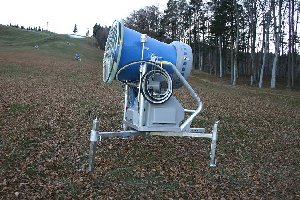 Funkelnagelneu - aber noch arbeitslos: eine der 6 neuen FA4, die heuer gekauft wurden (edit: in der Nacht auf heute war sie nicht mehr arbeitlos :-) ).