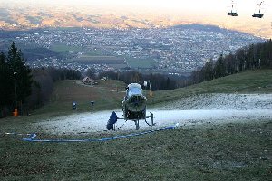 In der Nacht versuchte man auch die Habakuk - Piste zu beschneien, mehr als eine Eisschicht ist dabei nicht herausgekommen.