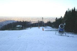 Der Schnee reicht knapp bis zur Talstation der DSB.