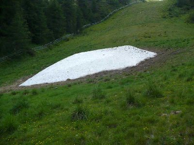 die letzten Schneereste auf der Trasse-Piste