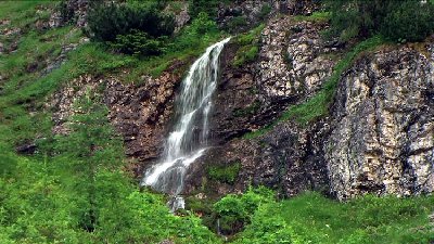 3-Malerischer-Wasserfall.jpg