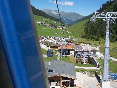 Ein Teil der alten 4er wurde scho abgeriessen und wenn mich nicht alles täuscht liegen die Beton und Mauer brocken unten(Strasse Richtung Hintertux auf den Ausweichparklatz(der wo offen is wenn viel los is)