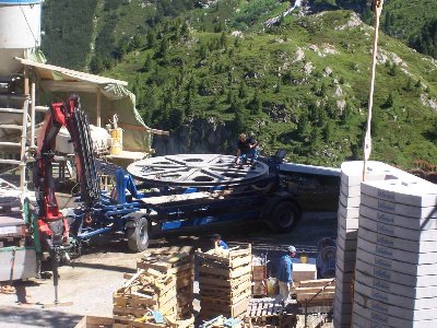 Zufälligerweise wurde gerade eine grosse Seilrolle angeliefert...