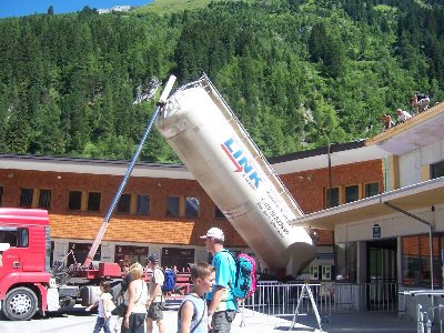 Anlieferung von Sand oder ähnlichen...<br />evtl fürs Grasdach ?