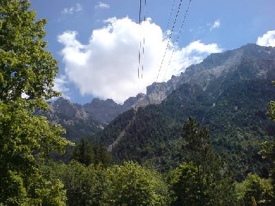 Blick zur Bergstation (in der Bildmitte). Die Streckenführung der Bahn ist sehr Imposant.