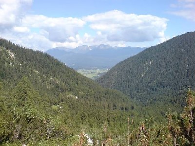 In der Bildmitte ist noch ein Teil von Mittenwald zu sehen. Standpunkt unterhalb der Dammkarhütte.