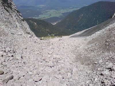 Der Weg oberhalb der Hütte besteht nur aus Geröll mit einigen Schneefeldern.