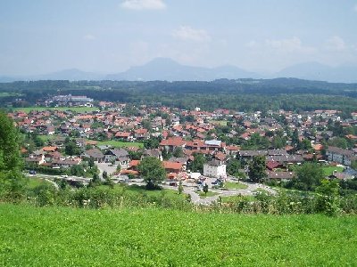 Piding, im Hintergrund sieht man den Gaisberg und die Festung Hohensalzburg