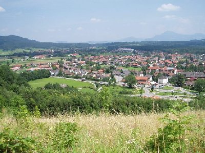 kurzer Schwenk nach links zur Autobahn A8 und den Walserberg