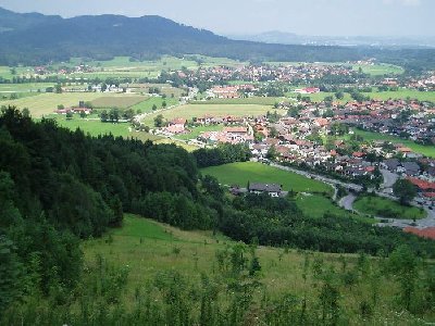am Waldrand links steht das Holzhäuschen von vorhin