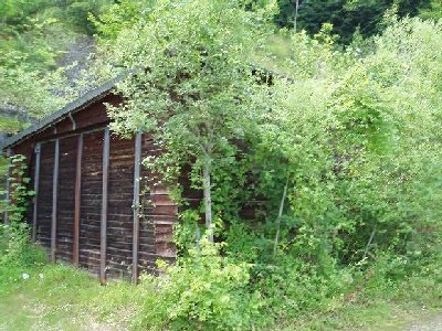 der Schuppen steht links von der ehemaligen Bergstation...