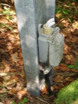 im Zoom die abgezwickten Stromkabel...