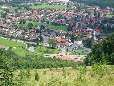 netter oberbayerischer Anfängerhang mit Blick auf Piding