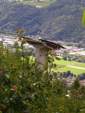 Da die Stütze auf fremdem Eigentum steht, kam ich leider nicht näher heran.