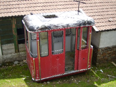 Siehe da, was finde ich bei der Plosehütte? Drei Kabinen der beiden Sektionen der alten Bahn.