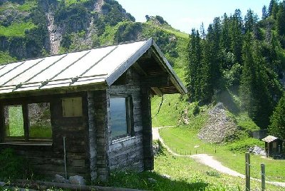 Liftwarthaus mit oberer DSB-Strecke im Hintergrund